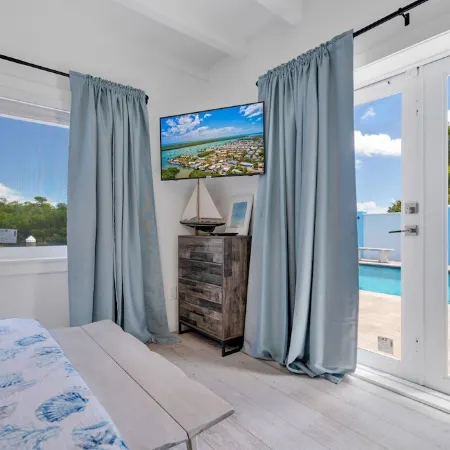 Harbor Hideaway - 3bed,2bath,50' dock, heated pool, tiki with all the amenities.