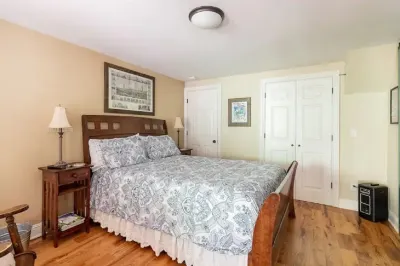 Private master bed/bath with separate entrance,10 min. walk to town.No clean fee Hotels near J J Jackson's