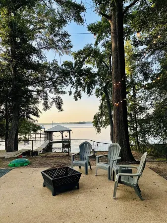 Secluded WATERFRONT CABIN with wifi, private dock with boat lift and courtyard