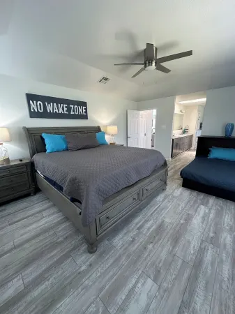 Canyon Lake TX Sleeps 17 Three King Beds Отели в г. Комаль