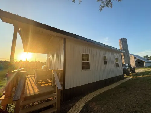 Charming rustic modern 2-bedroom cabin farm stay, privacy & close to town!