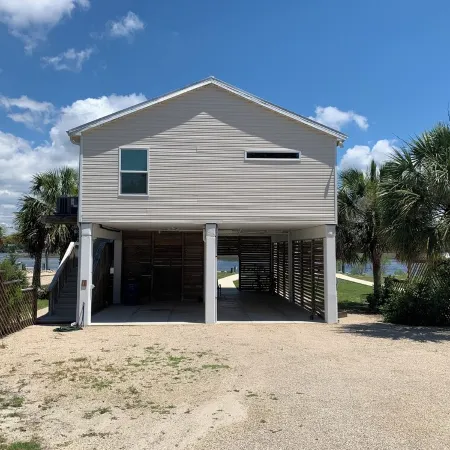 Fisherman's access and relaxation in a 2BR 2BA on River with Dock, Pet friendly!
