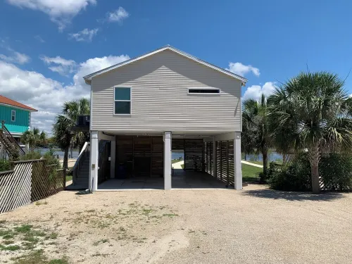 Fisherman's access and relaxation in a 2BR 2BA on River with Dock, Pet friendly! Hotels in Carrabelle