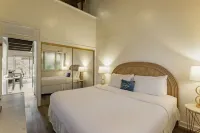 Oceanfront 1 Bedroom + Loft with Beach BBQ & Pool !