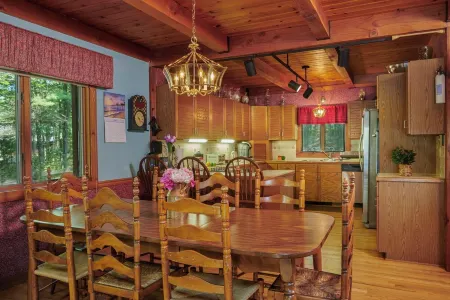 Amazing All-Season Private Lakefront Retreat! Отели в г. Хайленд