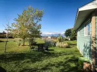 Peaceful Vacation Getaway, Private Yard, Hot Tub, 360 Views Clean & Cozy Cottage Hotels near Calvary Chapel Bitterroot Valley