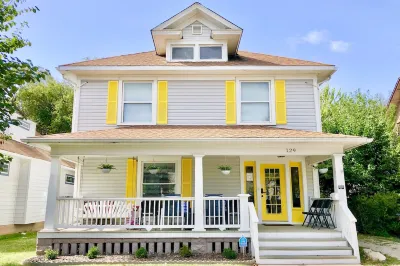ELEGANT, SPACIOUS FAMILY HOME - 1/2 MILE FROM WESLEY HOSPITAL - 11 BEDS