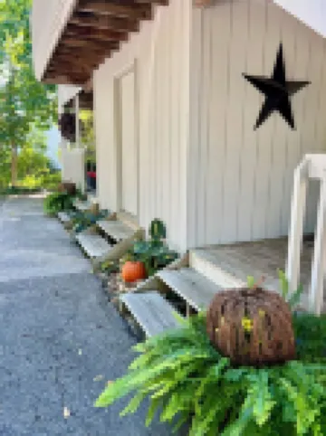 TOP NOTCH NESTING @ ♥️ of DOWNTOWN w SEASONAL WATERFRONT POOL & HOT TUB ACCESS❣️