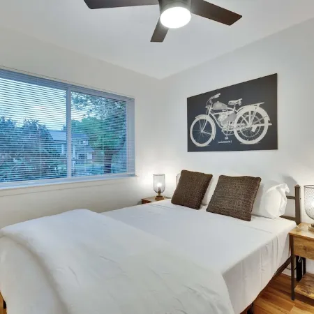 Pool & Gameroom, pet friendly, 10 Minutes from South congress, 20 from Downtown