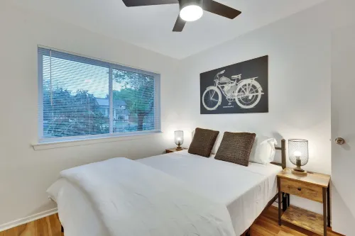 Pool & Gameroom, pet friendly, 10 Minutes from South congress, 20 from Downtown