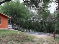 Hummingbird Cabin, located down Riverroad close to local shops and restaurants! Hotels in Concan