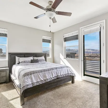 Lakefront Condo w/ Jacuzzi, Rooftop near Mall, Casino, Theater w/ City Views