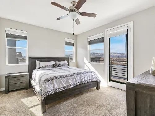 Lakefront Condo w/ Jacuzzi, Rooftop near  Mall, Casino, Theater w/ City Views