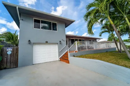 "Palm Estate" - Spacious 3 bed, 3 bath, 2 story single family home with pool