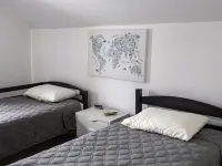 The Sunny Side! Convenient and Sleeps 6! Hotels in Calumet
