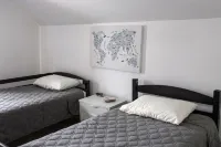 The Sunny Side! Convenient and Sleeps 6!