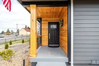Modern 8 BR duplex in Tacoma! -Both sides included