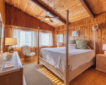 Charming Cottage on the Bay and Golf Course with private patio and boat dock. Hotéis em Sodus