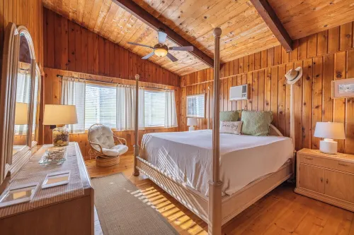 Charming Cottage on the Bay and Golf Course with private patio and boat dock.