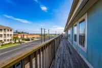5 Min Walk to Beach, Gulf View, Pool, Pets Welcome, Family-Friendly Condo