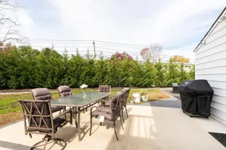 A Modern Getaway Perfect for Families & Business Отели в г. Дикс Хилс