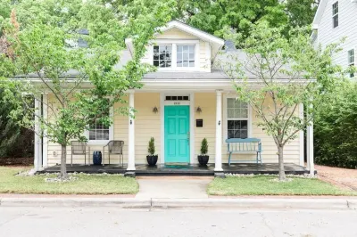 The City Cottage, pet friendly, walk to shops, food & NCSU