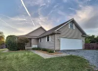 Exceptional Home! Near Lake Barkley, King bed, fenced yard, extra living spaces.