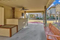 Private Seaside Cottage. Pool Access, Balcony, Outdoor Bar, Short Walk To Beach!