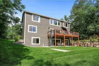 Exceptional property on Pelican Lake! Short walk to Breezy Resort, beaches, park Hôtels à : 