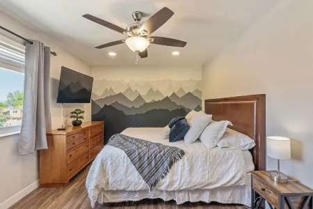 Spacious 4 Bedroom/2 Bath home/WiFi/Garage Parking/Backyard/Beautiful Kitchen