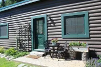Charming Log Cabin and Bunkhouse in Beautiful Cottonwood Cayon