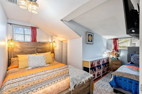 Bio-Hackers! Beach 1 Mile, Cold Plunge, Sauna, Hot Tub, Xbox, Walk to Downtown!