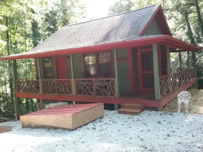 Creekside Cabin Close to hiking trails and waterfalls 탈룰라 고르게 주립공원 주변 호텔