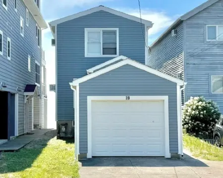 Charming 3 Bedroom Beach Front Cottage Hotels in Milford