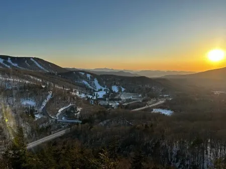 Pico G-203 Ski on/off located at the Base of Pico Mountain Ski Resort. NO Aircon