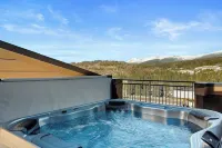 Downtown, Private Rooftop Hot Tub, Mtn View, Dog-Friendly!
