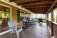 Smoky Mountain Riverfront Lodge: 4 Bedrm on the Tuckaseegee River in Sylva NC