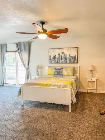 Modern Desert Home with Pool & Arizona Mountain Views Отели рядом с достопримечательностью «Тохоно Чул | Гарденс, Галлерис, энд Бистро»