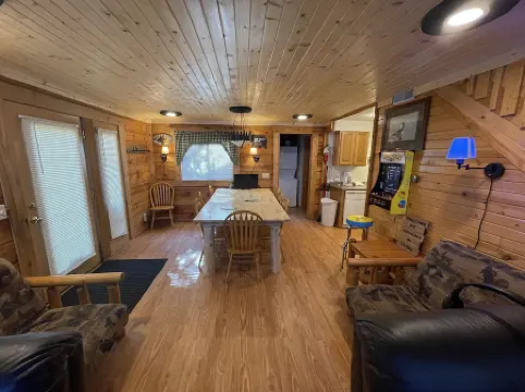 Entertainment Cabin: with 8 Large Screen TV's on 1 Wall.  Great for Small Groups