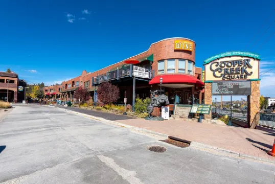 GREAT LOCATION! Downtown Winter Park w/Hot Tub!  Sleeps 6!