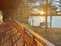 Stunning, Cozy Lake House with 680 feet of shoreline Hotels in Newbold
