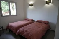 2 bedroom house with private pool 5 minutes from the beaches