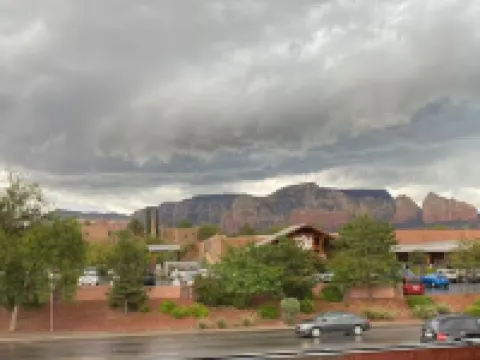 Gamer's Lounge! Arcade, Board Games, King Bed!