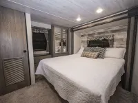 Riverfront RV on Medina River/1 Blk off Main/River Yurt Village & RV Park 班德拉縣酒店