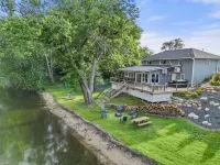 River Retreat W/ HOT TUB/ Game room