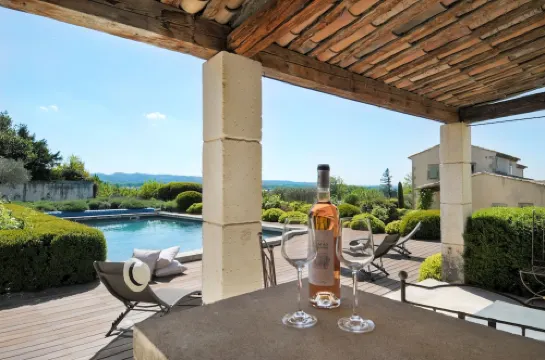 Offers an ideal holiday set in the peaceful countryside of St Remy de Provence