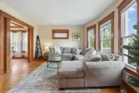 Cozy Upper 3 bed 2 full bath + loft + balcony