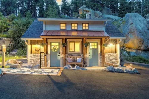 -THE GLEN - 7 Acre Mountain Oasis, 2 Cabins, Spa, Sauna - STUNNING & NEW -