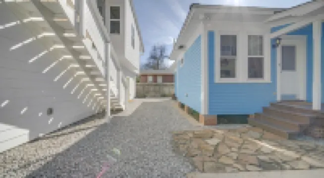 Freetown Flat - Beautiful, Unique, Central!