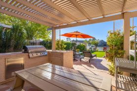 Beautiful sunset Lakehouse with with amazing views and heated pool and jacuzzi !